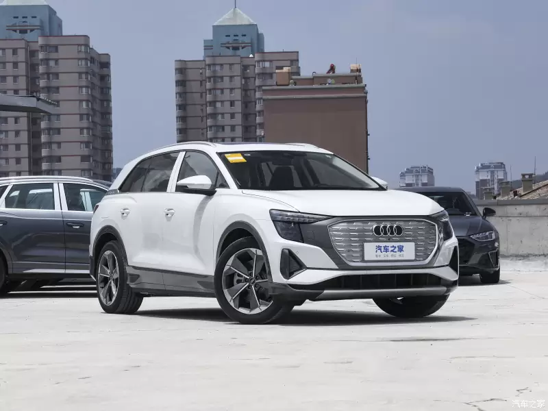 Слайд #3 | AUDI Q5 50 E-Tron QUATTRO Glory Brocade Suit