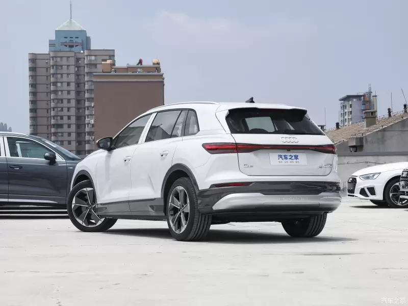 Слайд #5 | AUDI Q5 50 E-Tron QUATTRO Glory Brocade Suit