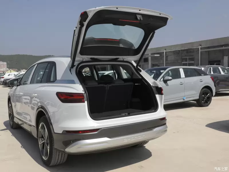 Слайд #16 | AUDI Q5 50 E-Tron QUATTRO Glory Brocade Suit