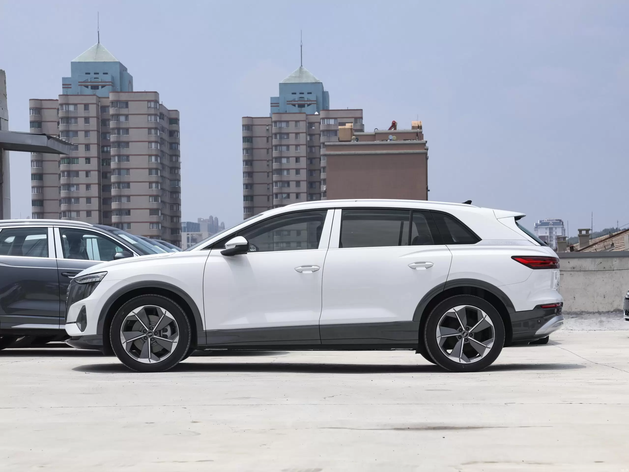Слайд #4 | AUDI Q5 50 E-Tron QUATTRO Glory Brocade Suit
