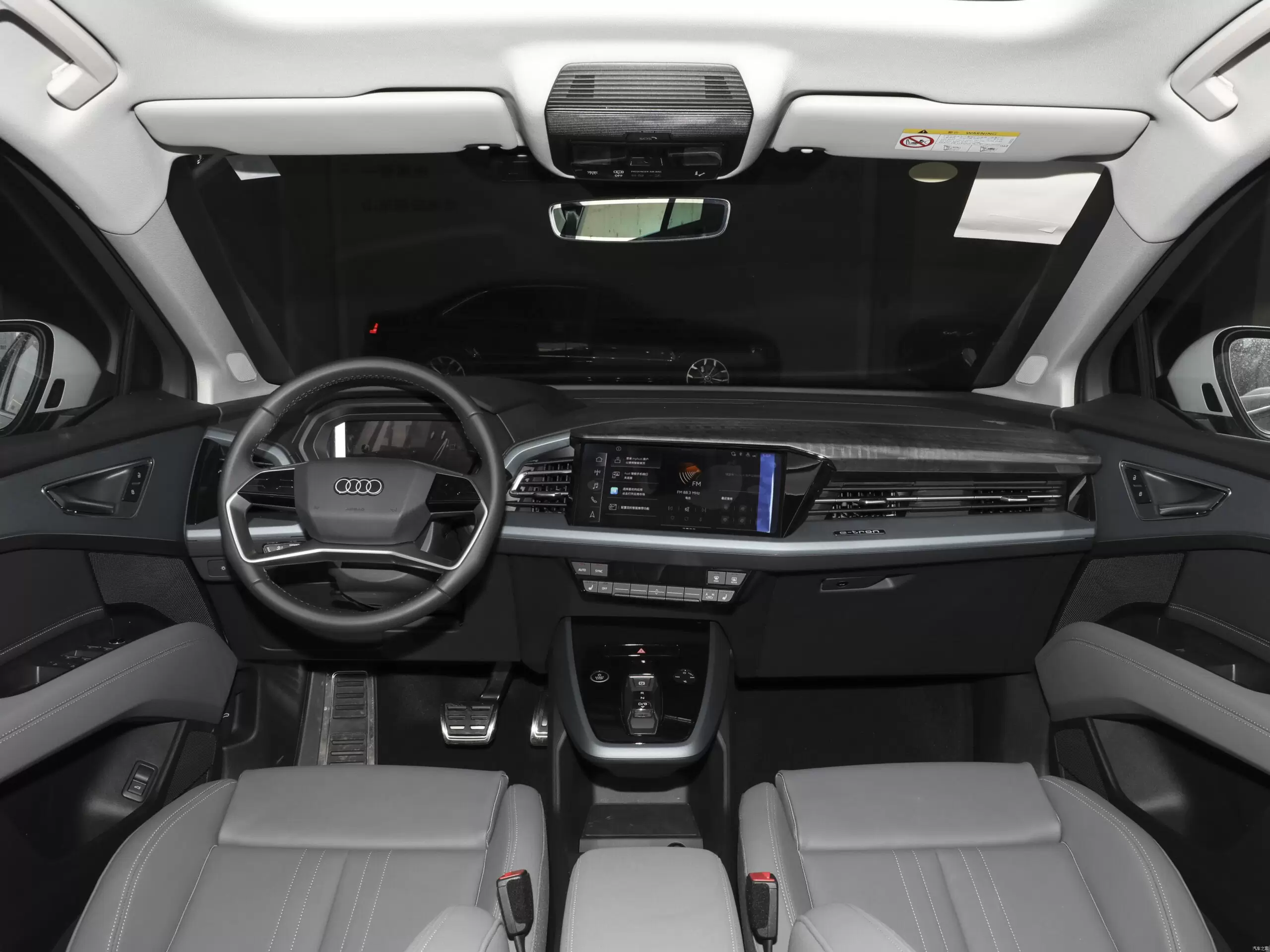 Слайд #8 | AUDI Q5 50 E-Tron QUATTRO Glory Brocade Suit