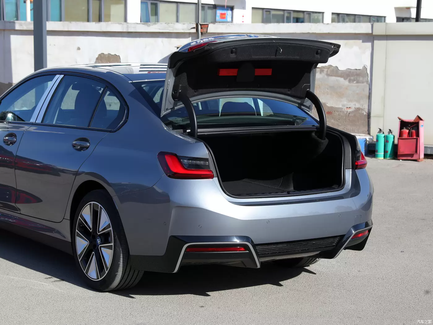 Слайд #18 | BMW i3 2023 eDrive 40 L Night Sports Set