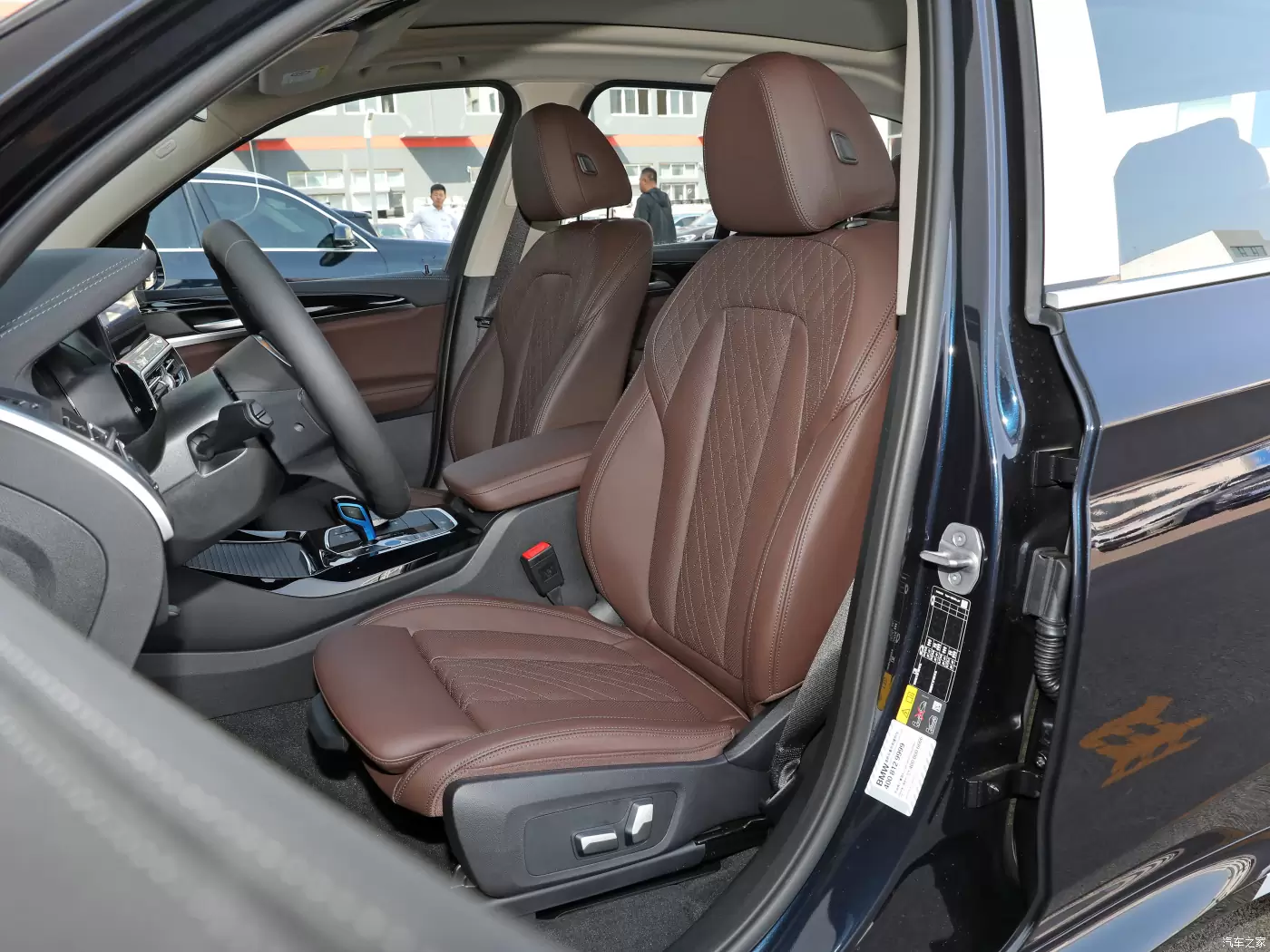 Слайд #14 | BMW iX3 2023 Lead