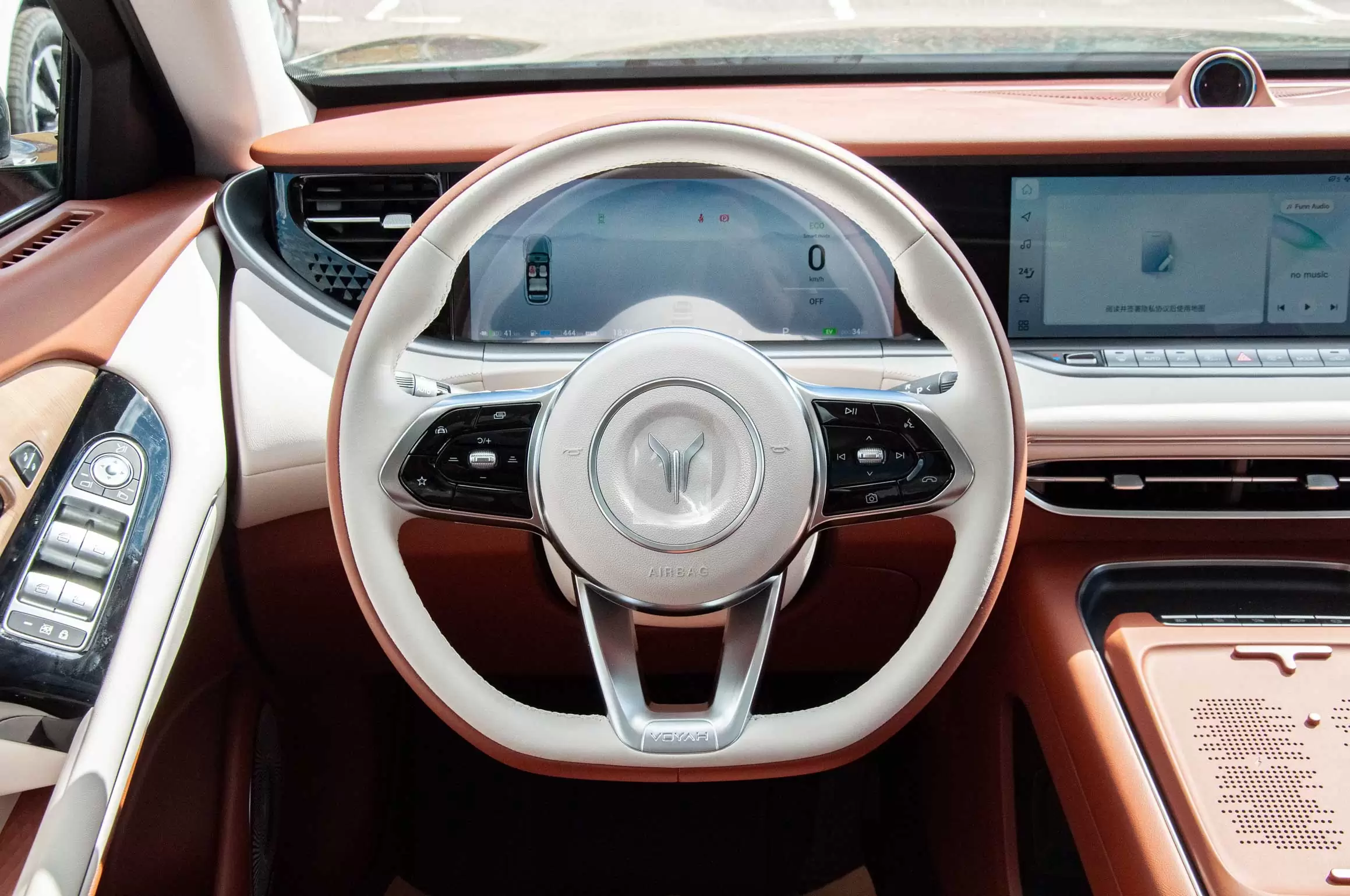 Слайд #18 | Voyah FREE 2024 Super long battery life Intelligent driving (Red/Biege interior)