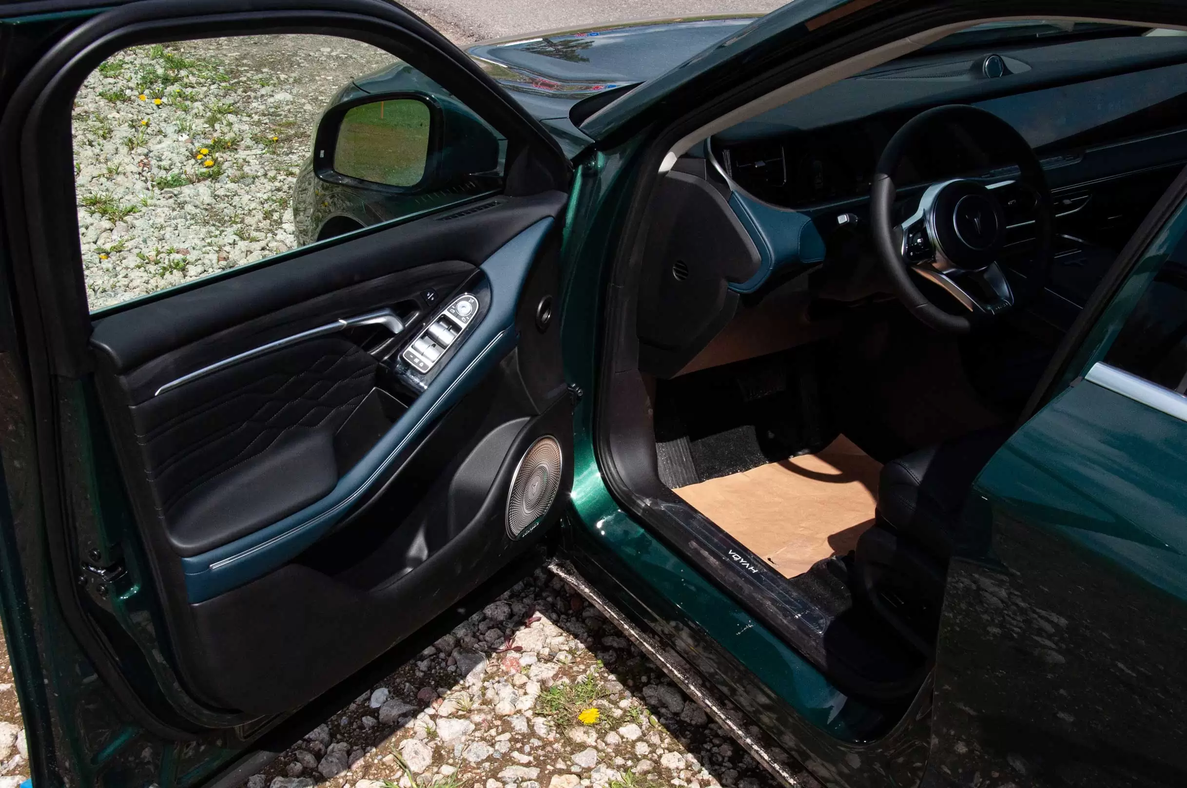 Слайд #11 | Voyah FREE 2025 Super long battery life Intelligent driving (Black/Blue interior)
