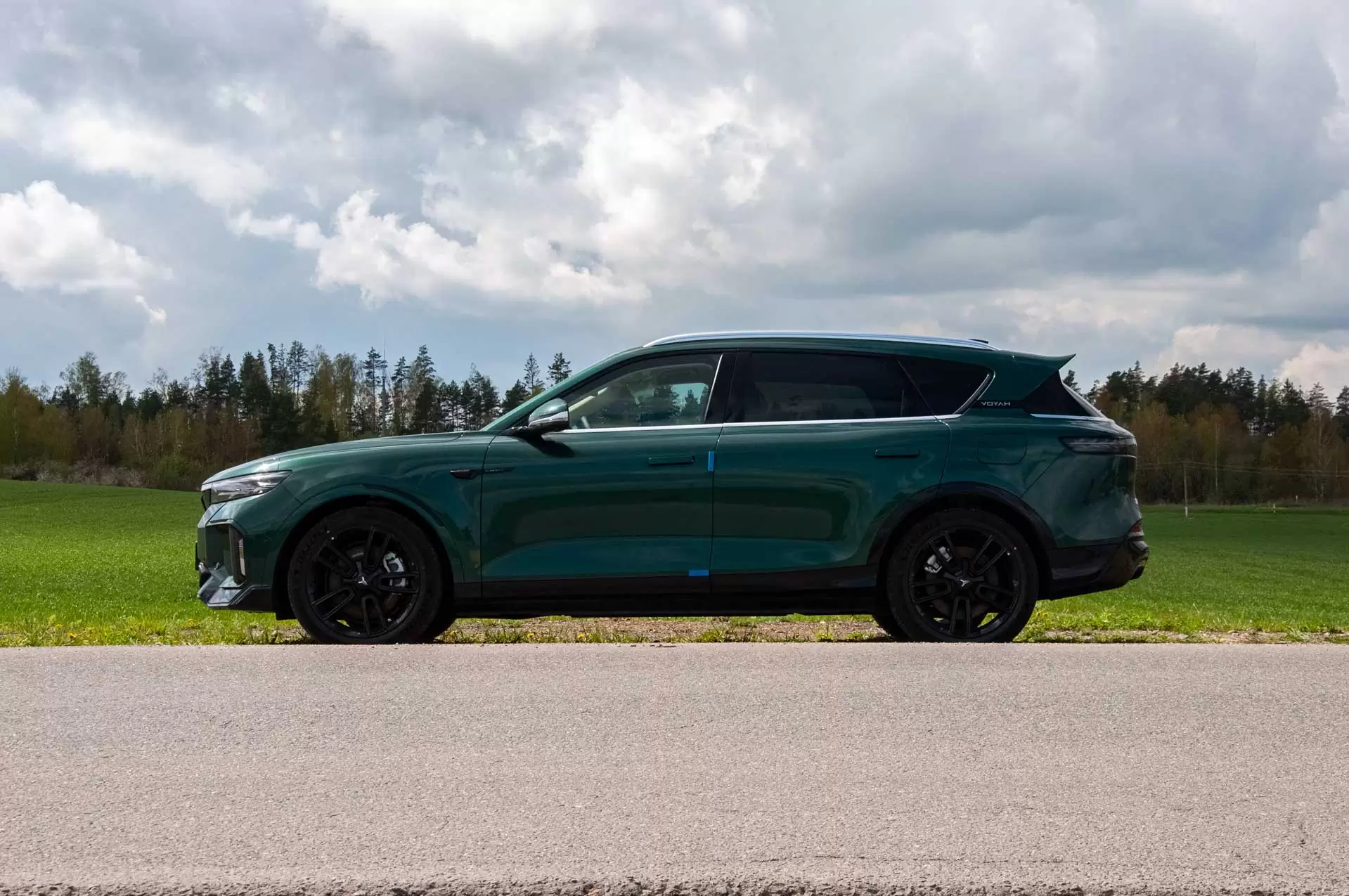 Слайд #3 | Voyah FREE 2025 Super long battery life Intelligent driving (Black/Blue interior)