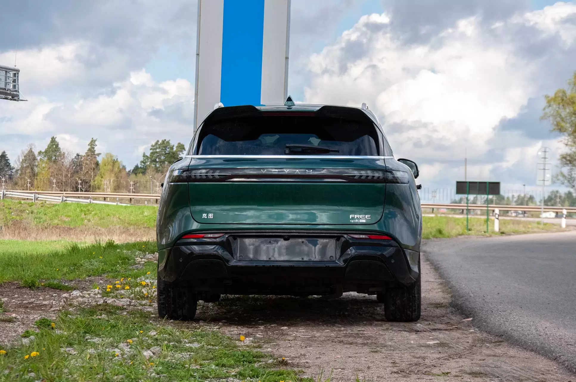 Слайд #5 | Voyah FREE 2025 Super long battery life Intelligent driving (Black/Blue interior)