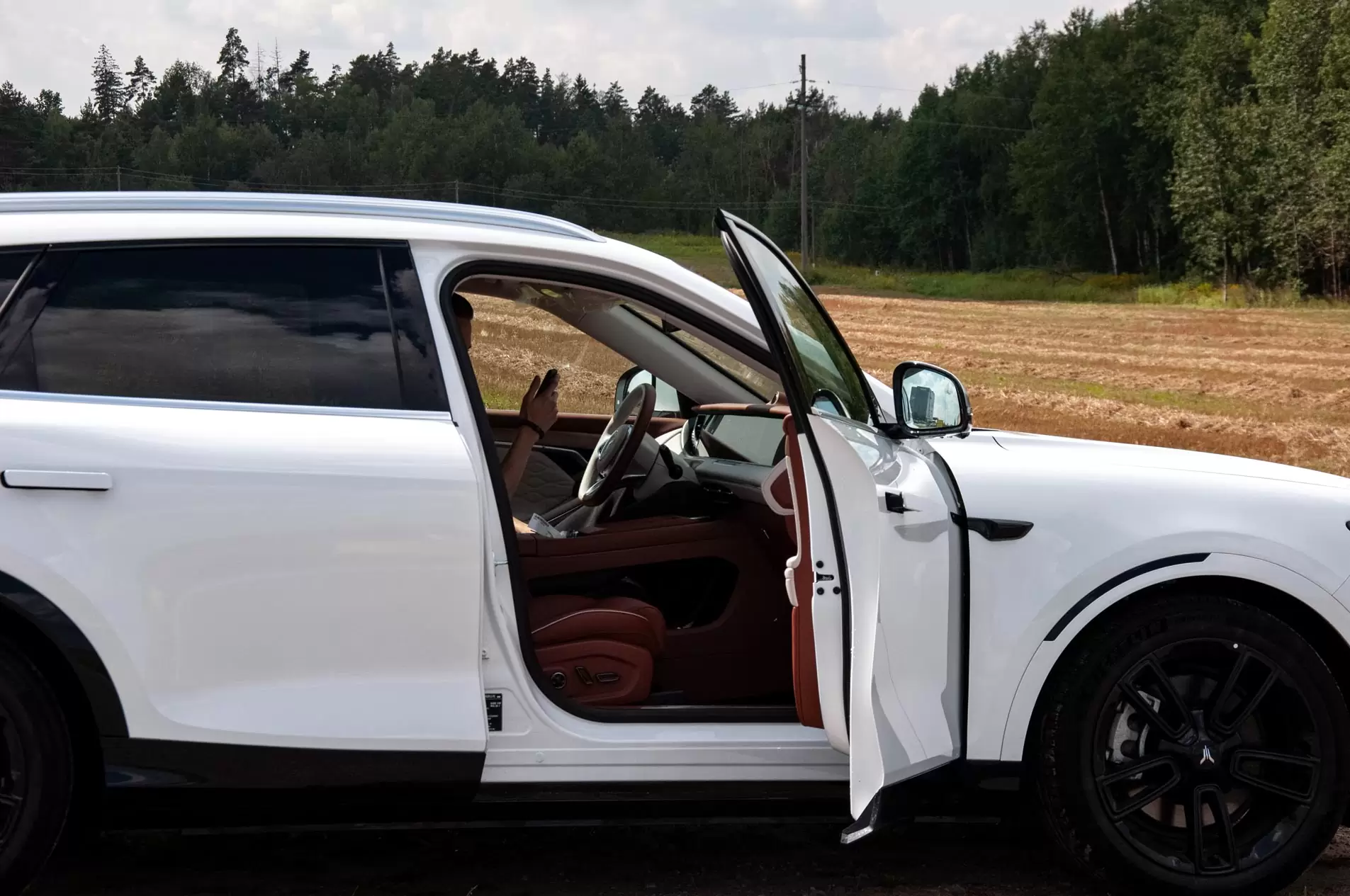 Слайд #12 | Voyah FREE 2024 Super long battery life Intelligent driving (Red/Biege interior)