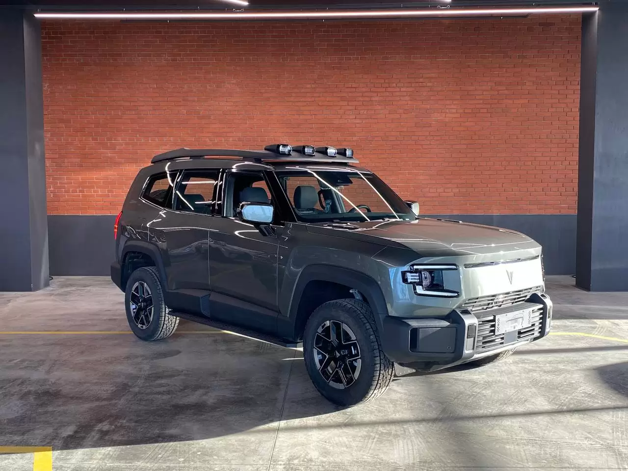 Слайд #1 | Dark Blue G318 2024 4WD Air Suspension Edition